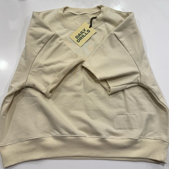 NWT Daily Drills Cropped Sleeve Crew - Sand - XS/S - Picture 3 of 4